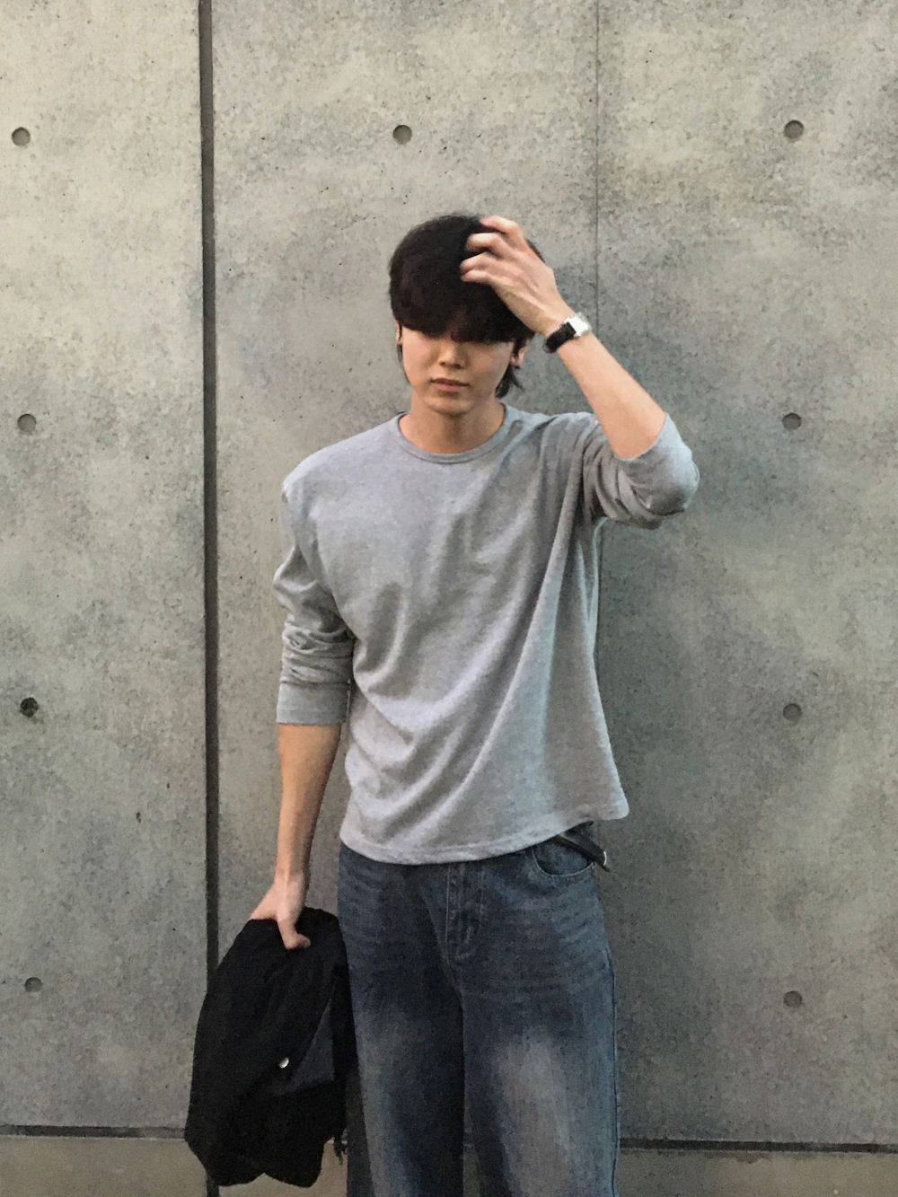 긴팔 티셔츠 모델 착용 이미지-S170L2