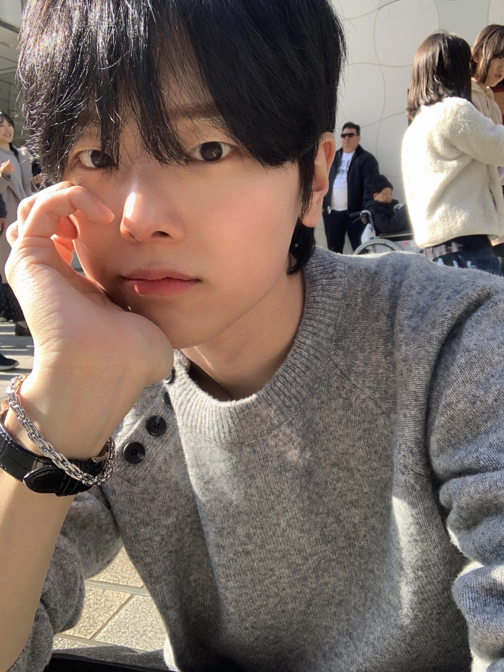 긴팔 티셔츠 모델 착용 이미지-S211L37