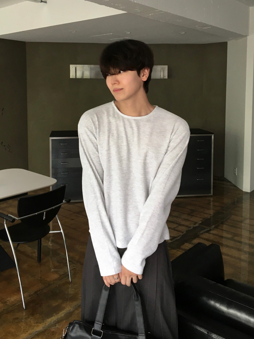 긴팔 티셔츠 모델 착용 이미지-S137L73