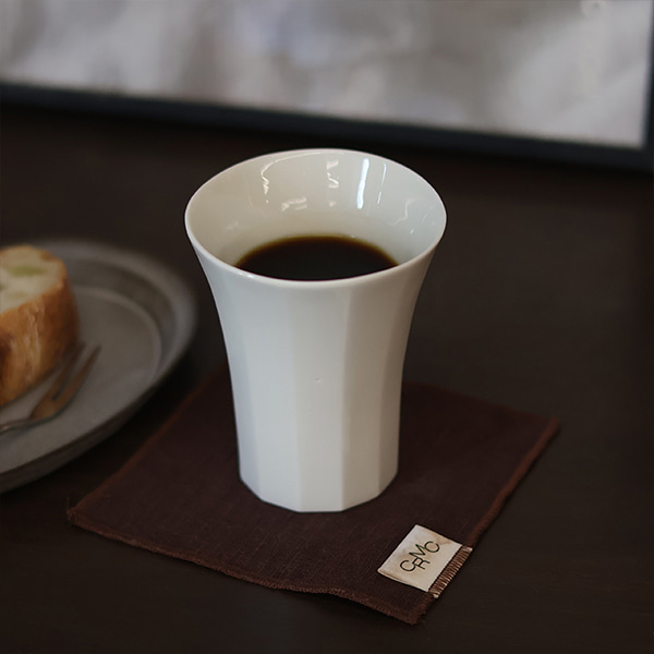 다각 물컵 - 자연의 곡선을 담은 세라믹 컵 이미지