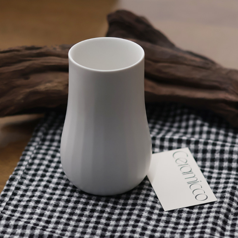 긴 다각 컵 - 자연스러운 곡선의 세라믹 컵 이미지