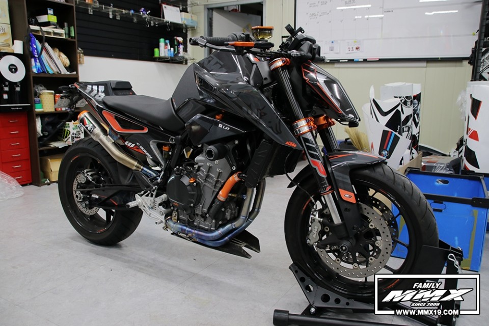 790 Duke / Simple BlackTone Design - MMX19