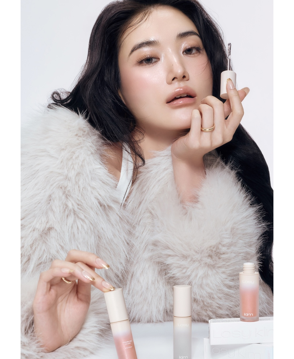 Cosmetics Model Wearing Image-S3L8