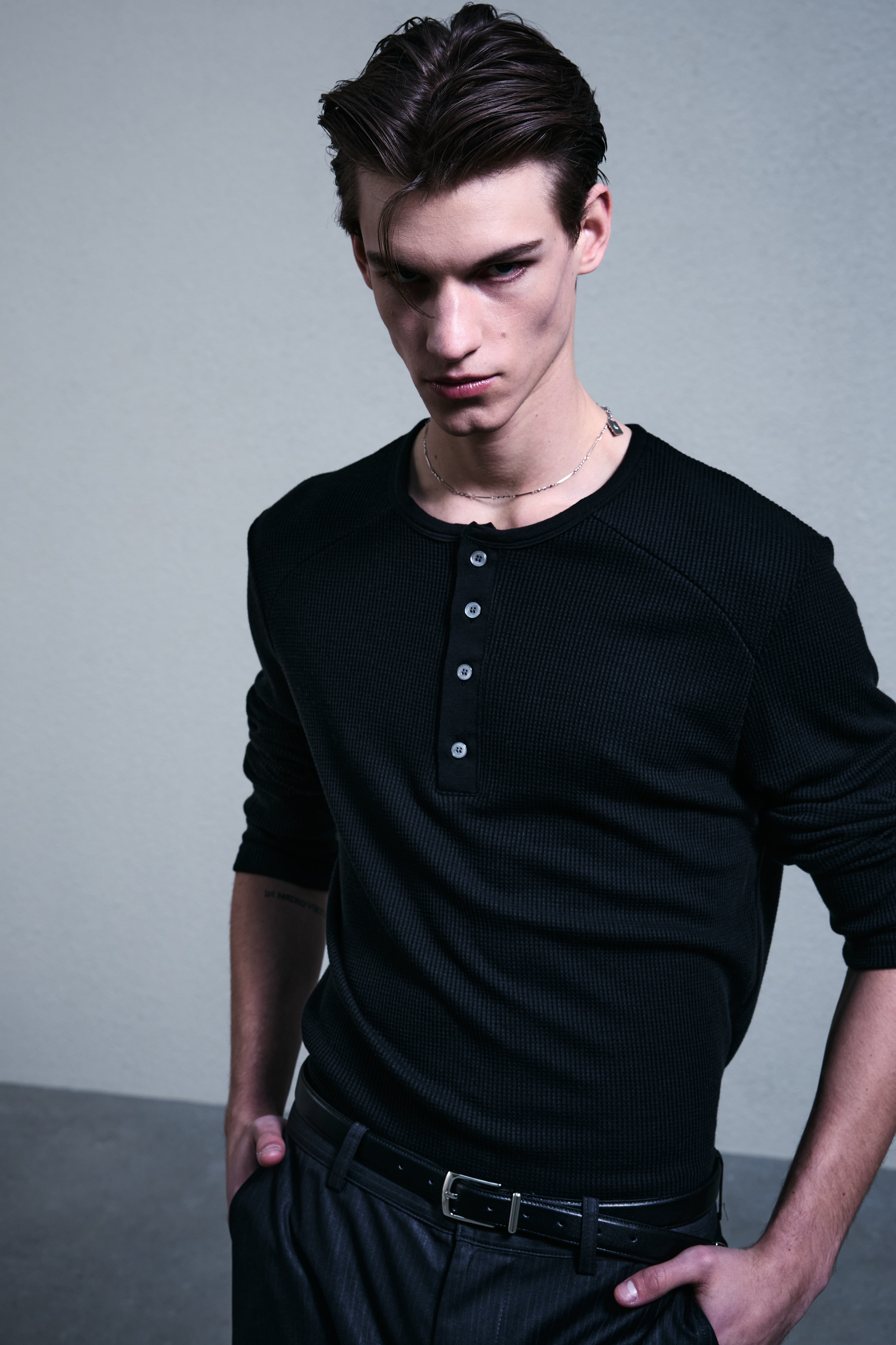 WAFFLE SLIM HENLEY NECK LONG SLEEVE [BLACK] - helet
