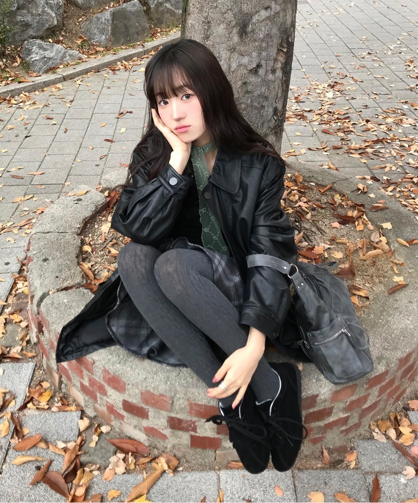 에센셜 프린지 모카신 블랙 스니커즈