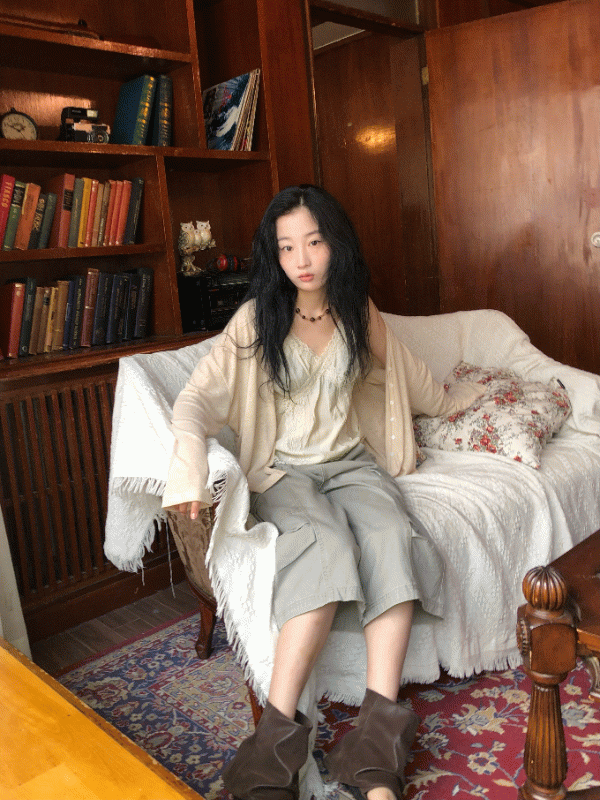 버터 레이스 블라우스 - 은은한 레이스 디테일과 내추럴한 소재감이 돋보이는 빈티지 블라우스 제품 이미지