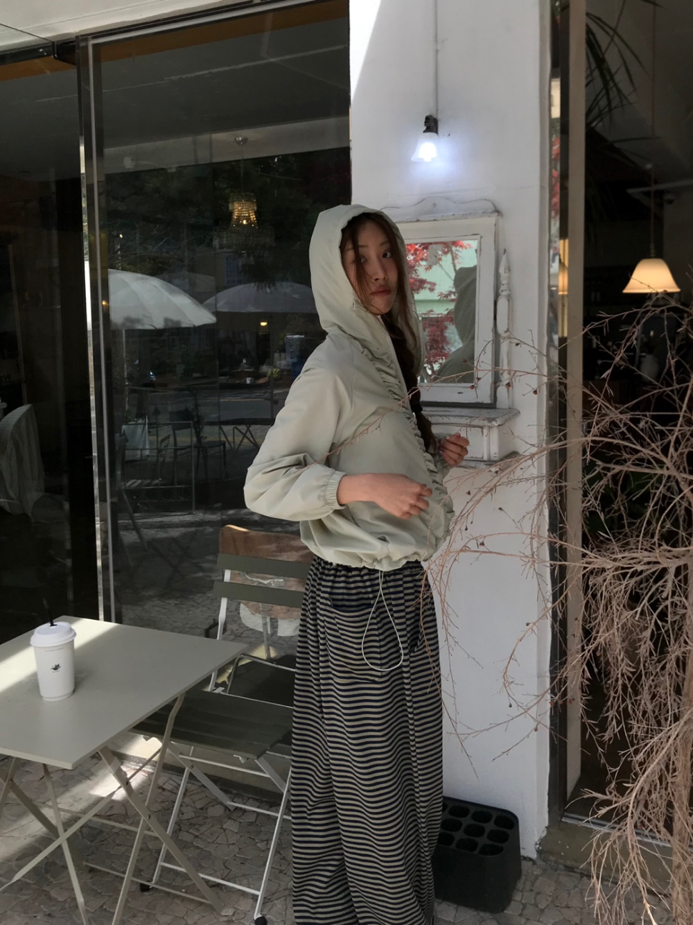 긴팔 티셔츠 모델 착용 이미지-S1L4