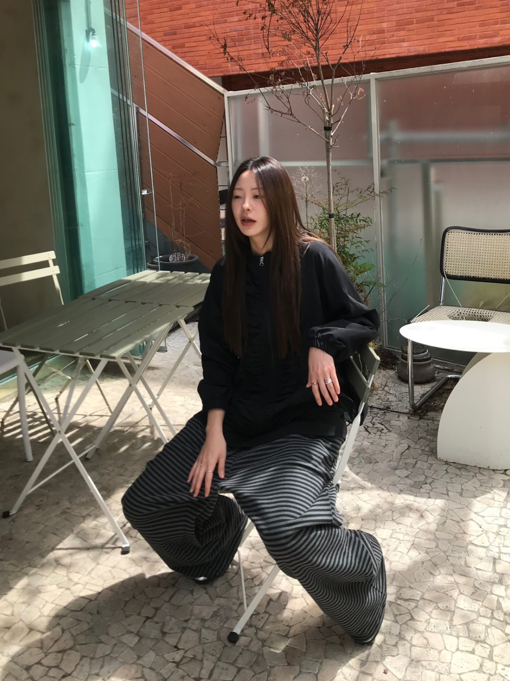 긴팔 티셔츠 모델 착용 이미지-S1L42