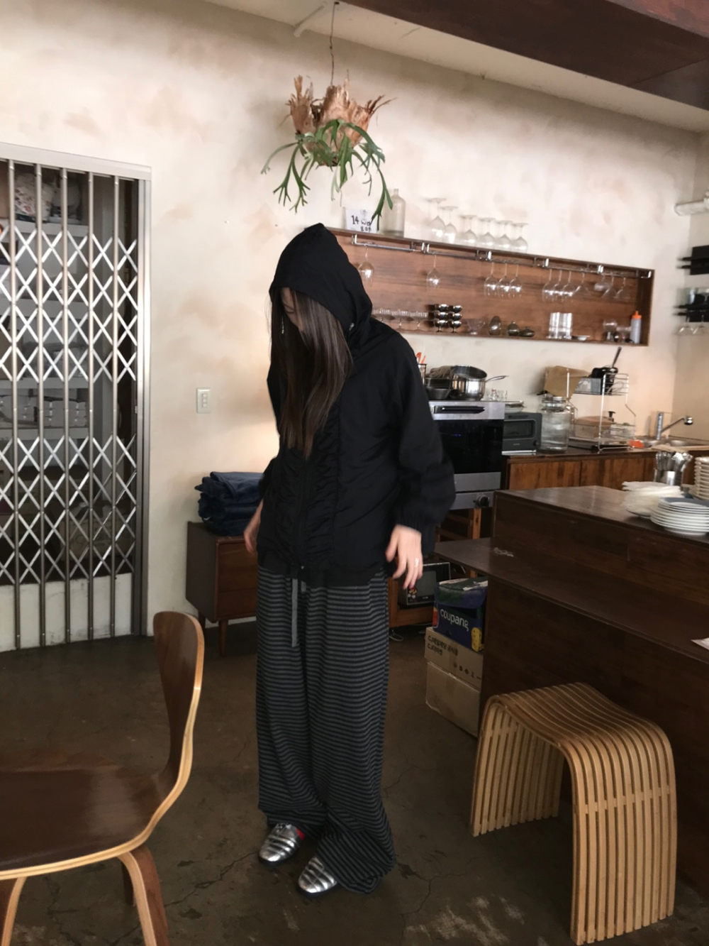 긴팔 티셔츠 모델 착용 이미지-S1L6