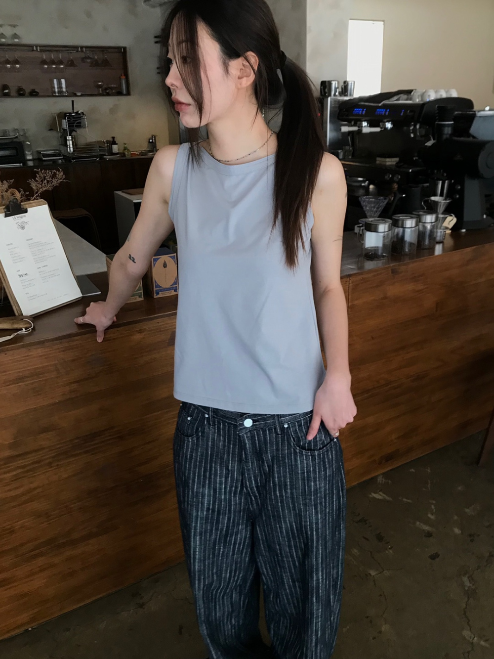 반팔 티셔츠 모델 착용 이미지-S1L31