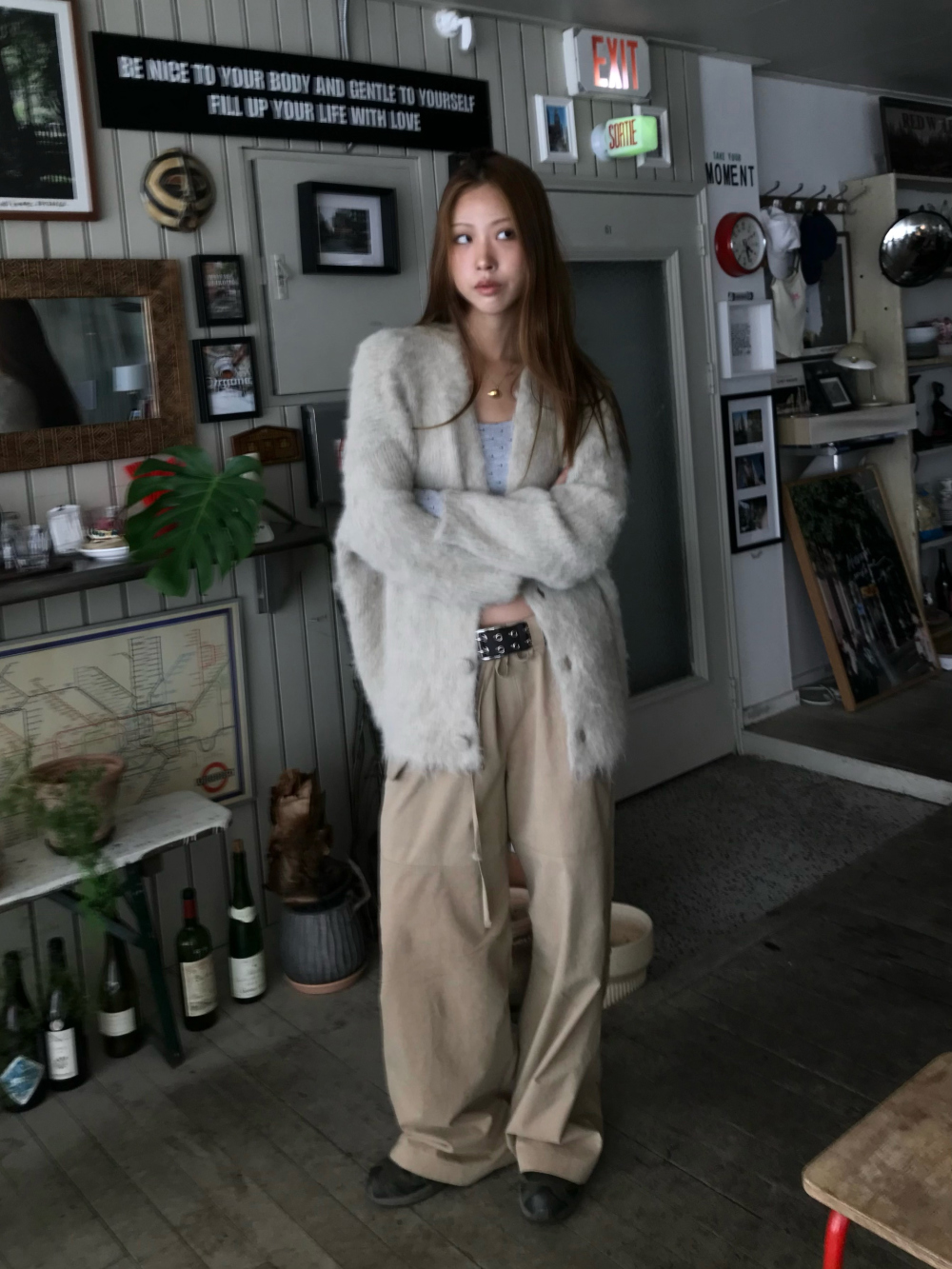 긴팔 티셔츠 모델 착용 이미지-S1L3