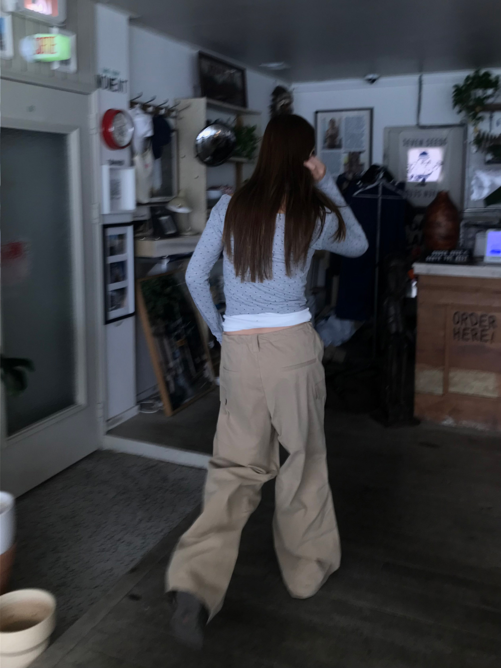 긴팔 티셔츠 모델 착용 이미지-S1L19