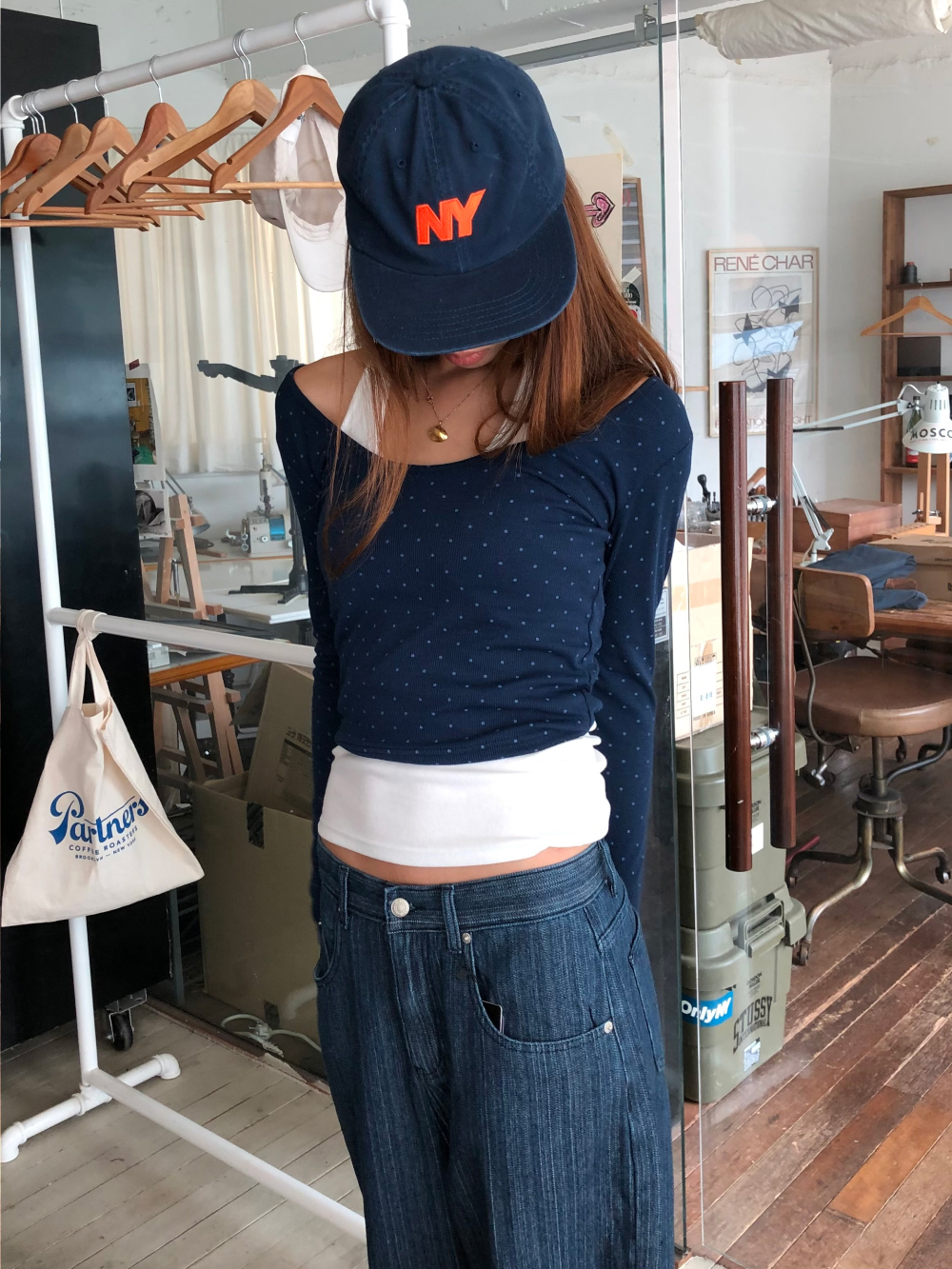 긴팔 티셔츠 모델 착용 이미지-S1L4