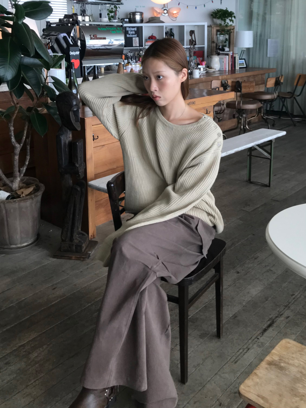 긴팔 티셔츠 모델 착용 이미지-S1L53