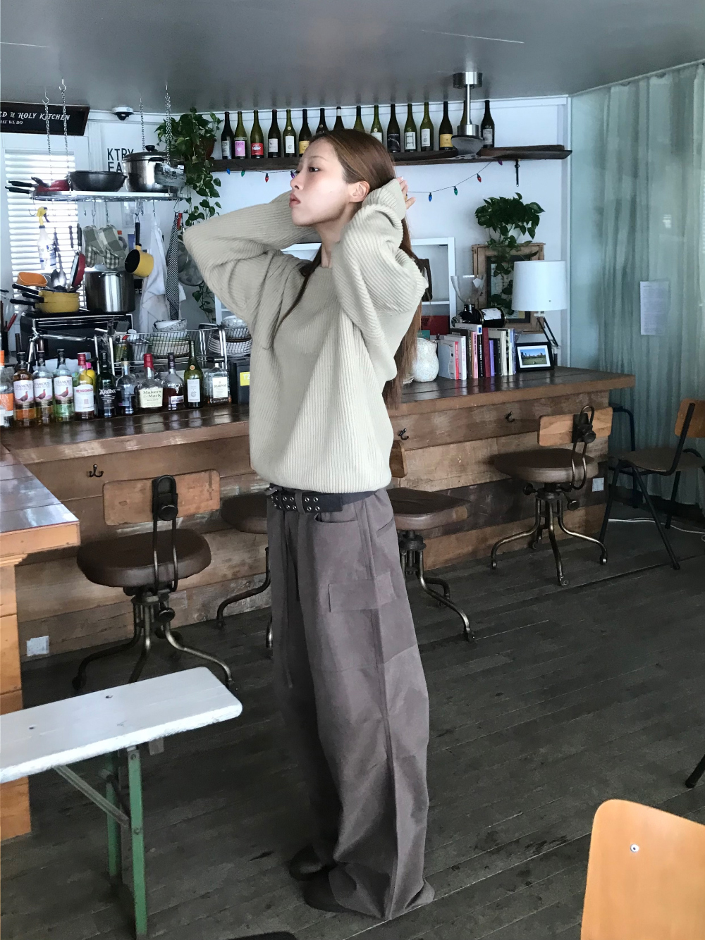 긴팔 티셔츠 모델 착용 이미지-S1L56