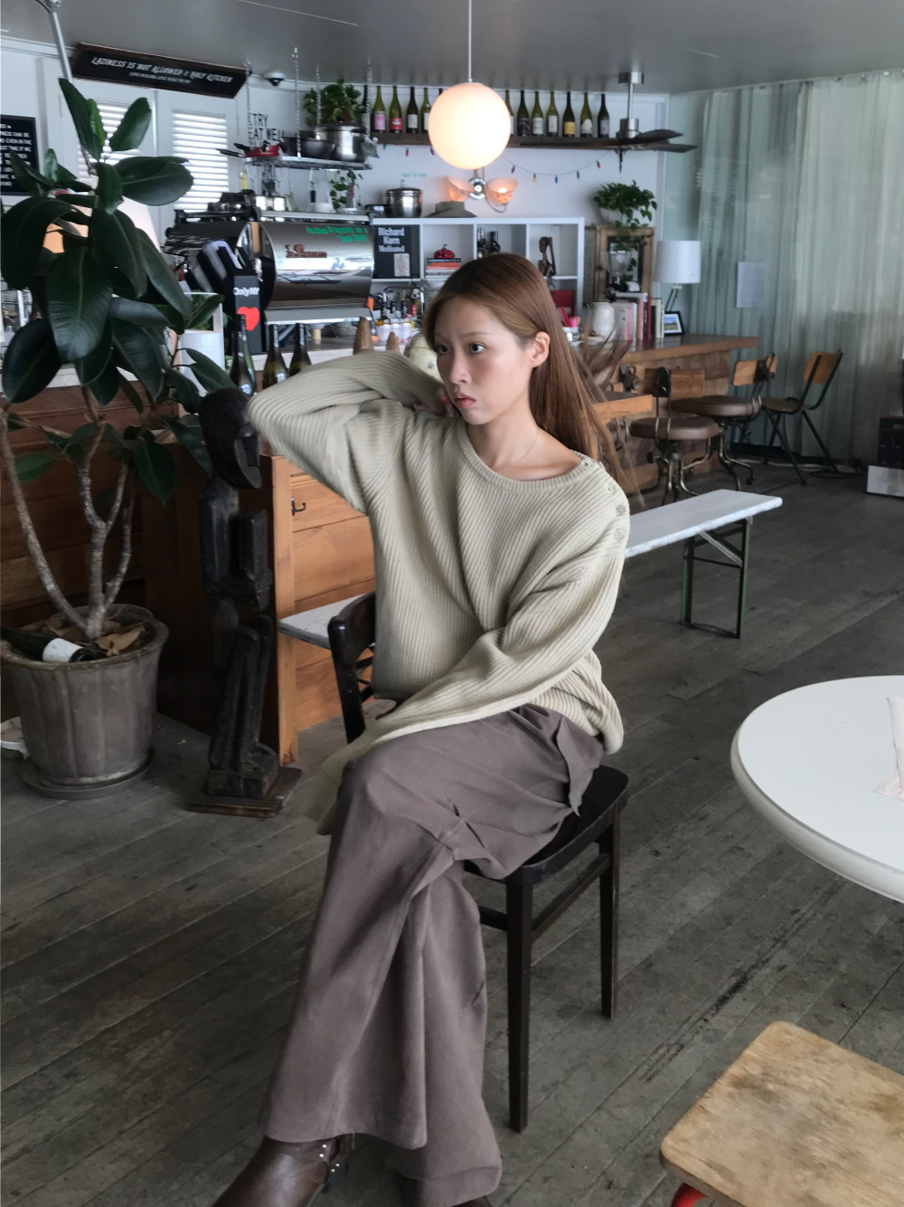 긴팔 티셔츠 모델 착용 이미지-S1L52