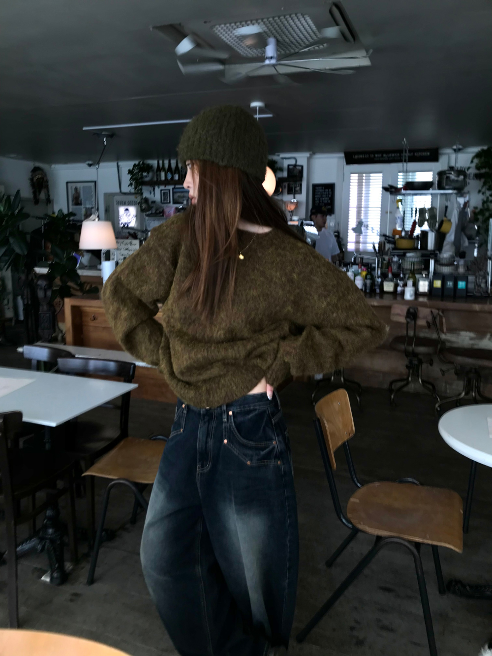 긴팔 티셔츠 모델 착용 이미지-S1L18