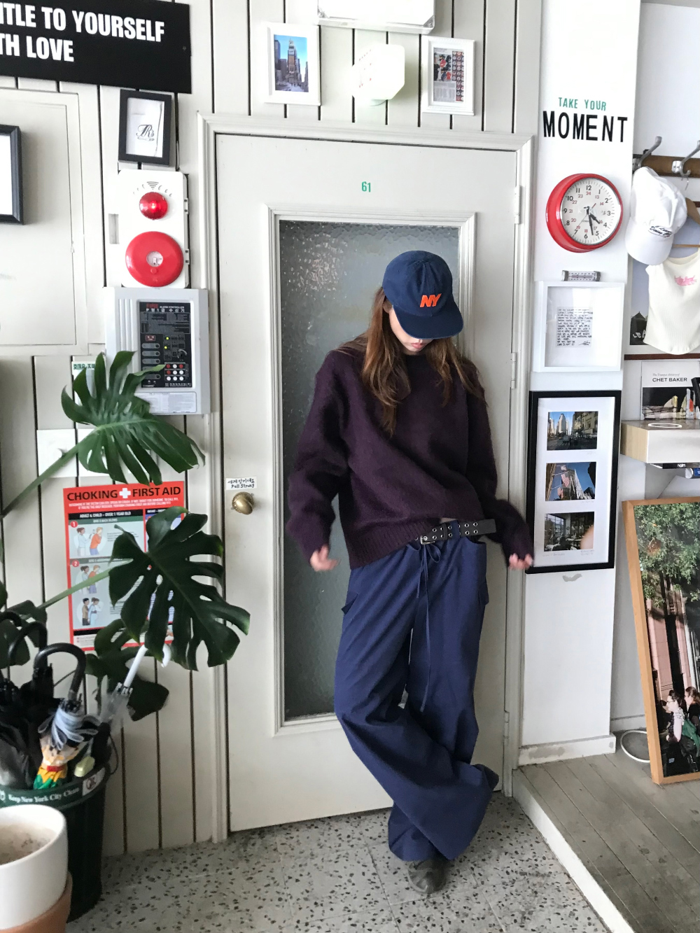 긴팔 티셔츠 모델 착용 이미지-S1L3