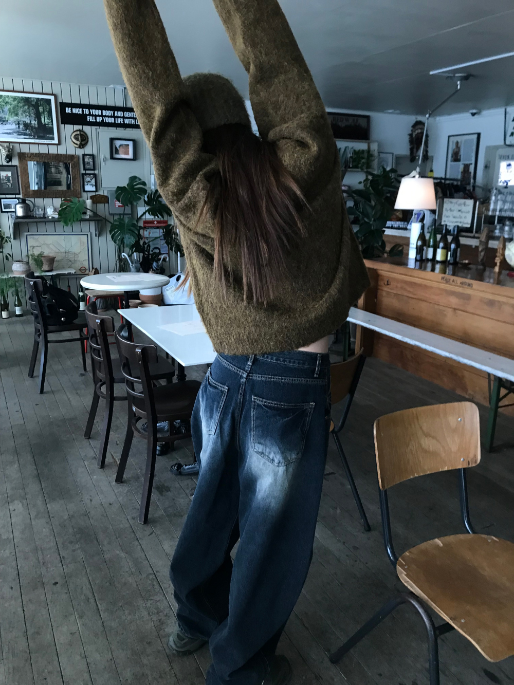 긴팔 티셔츠 모델 착용 이미지-S1L19