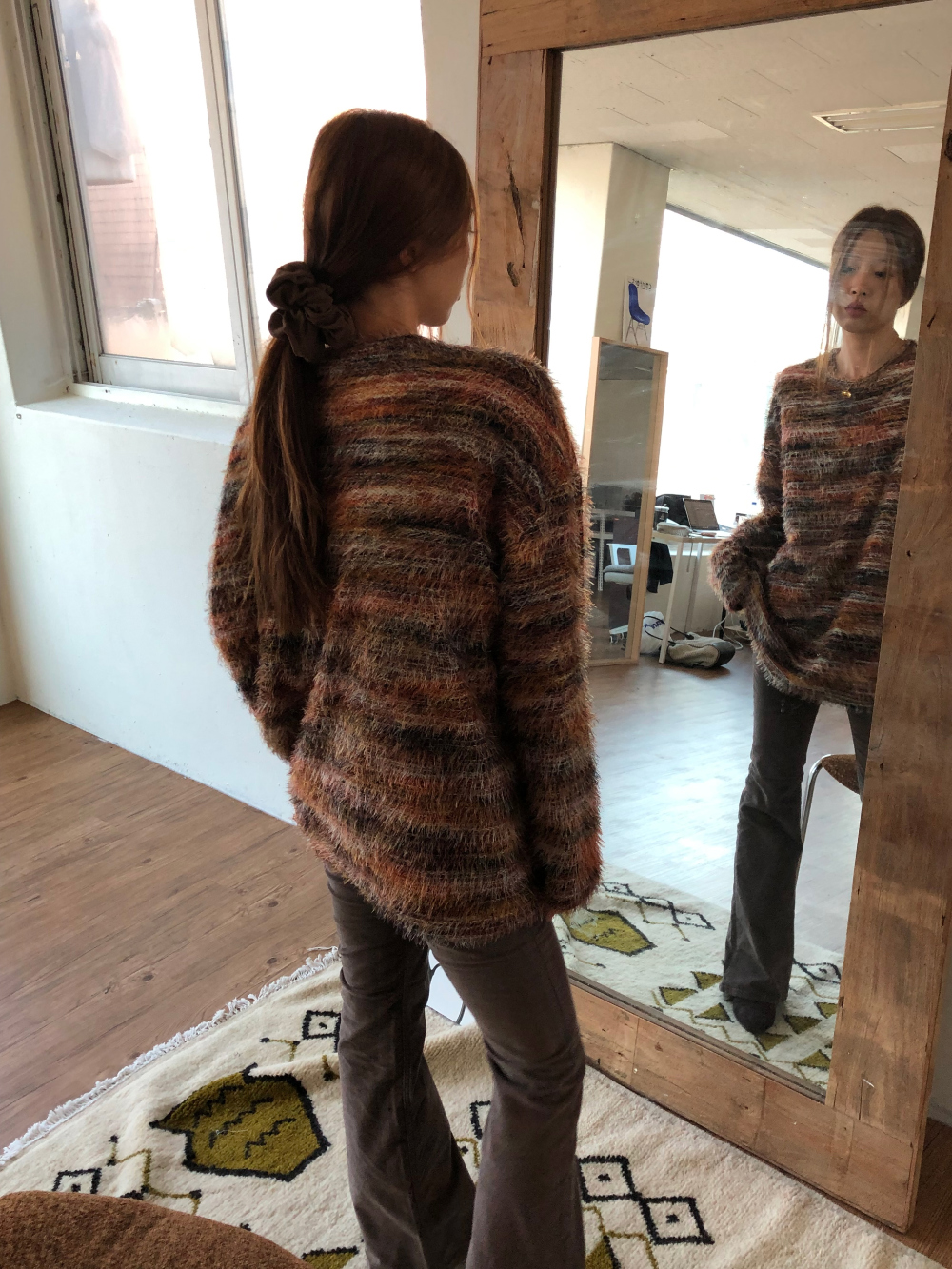 긴팔 티셔츠 모델 착용 이미지-S1L36