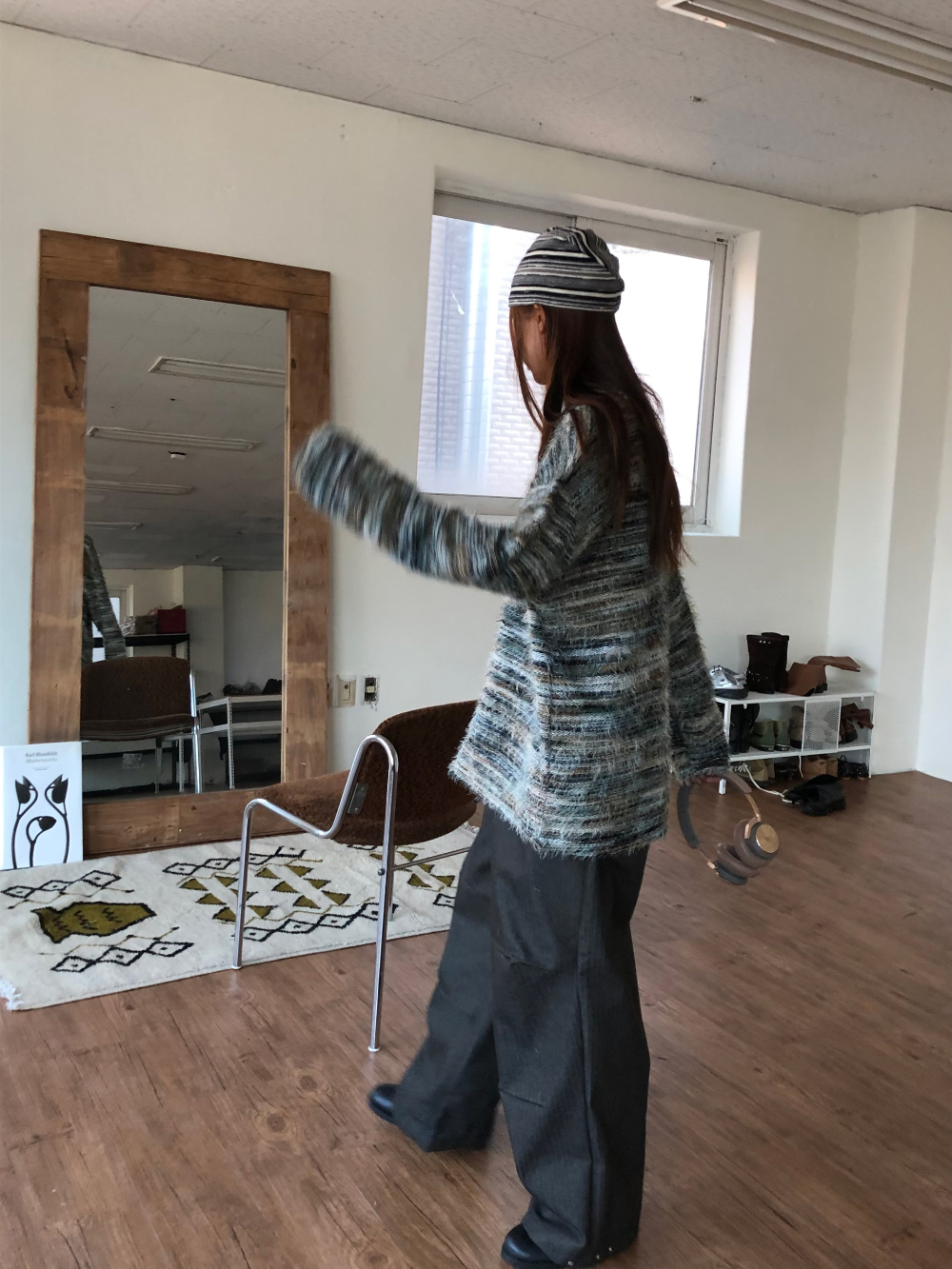 긴팔 티셔츠 모델 착용 이미지-S1L59