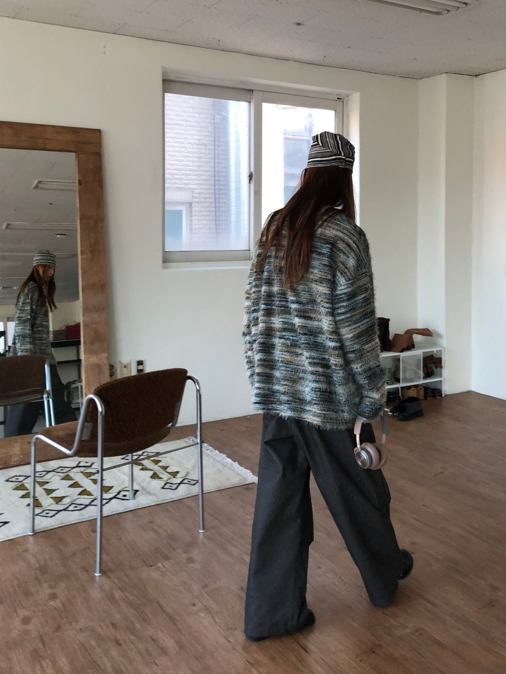 긴팔 티셔츠 모델 착용 이미지-S1L61