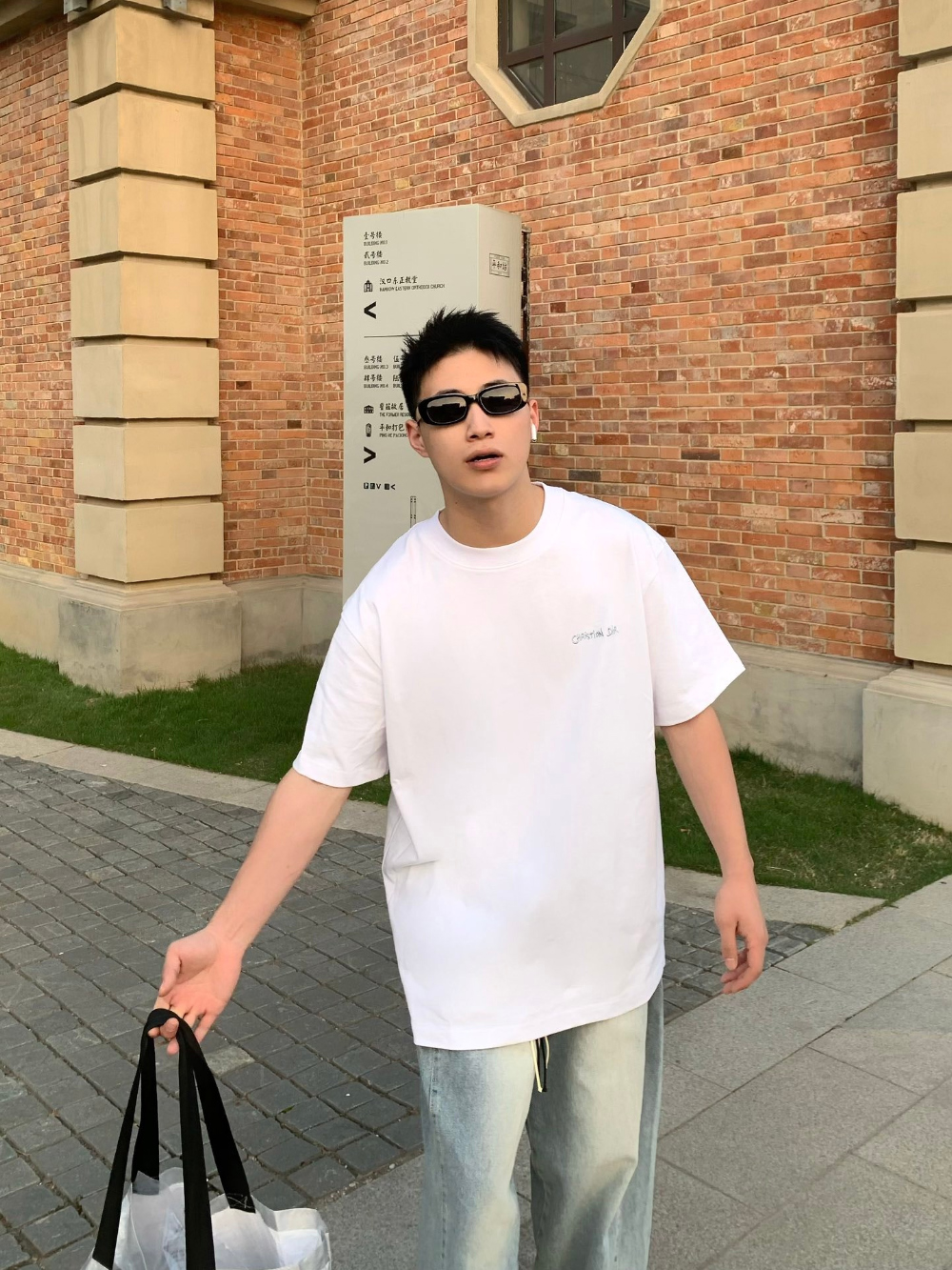 반팔 티셔츠 모델 착용 이미지-S1L22