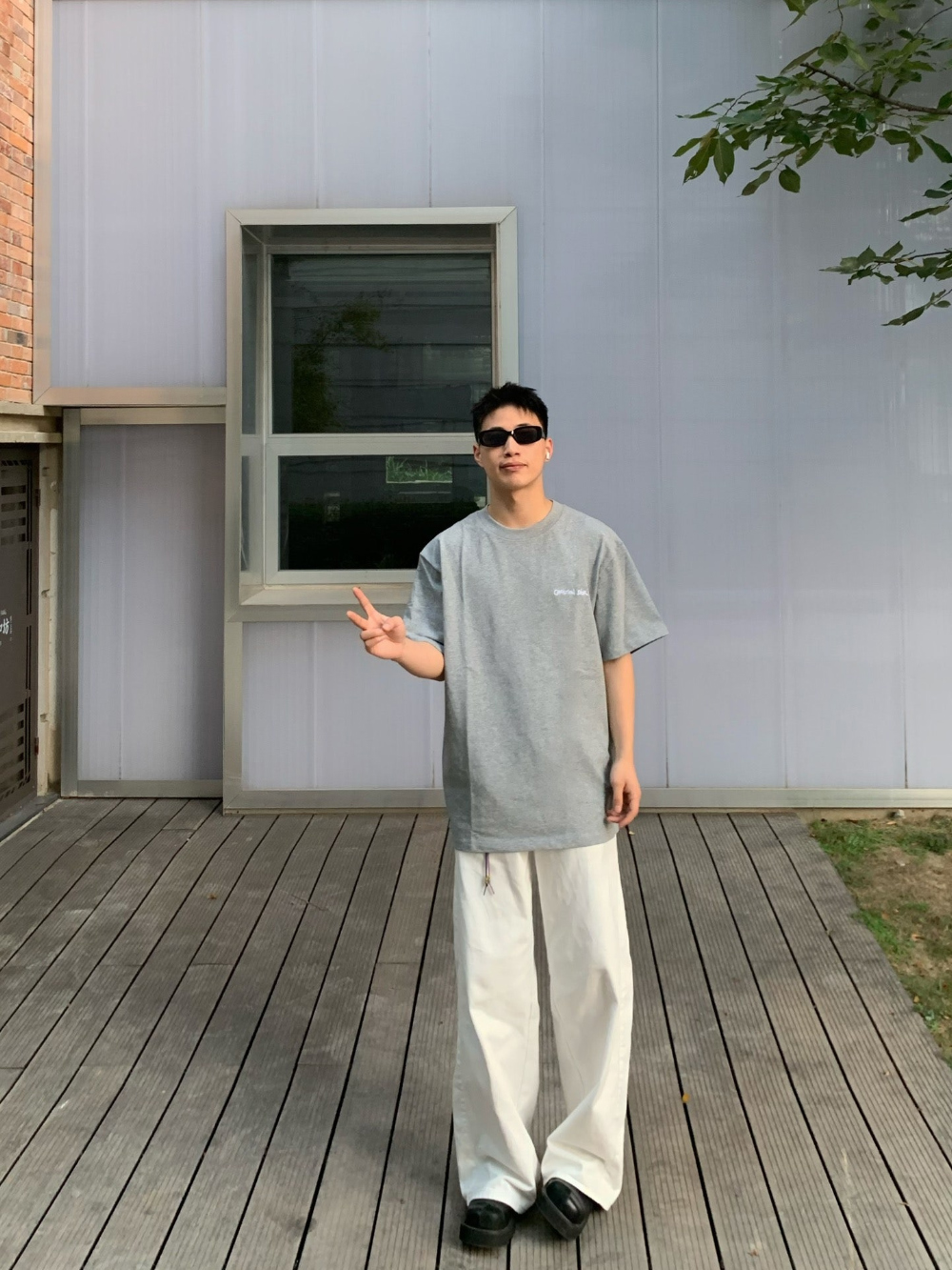 반팔 티셔츠 모델 착용 이미지-S1L31