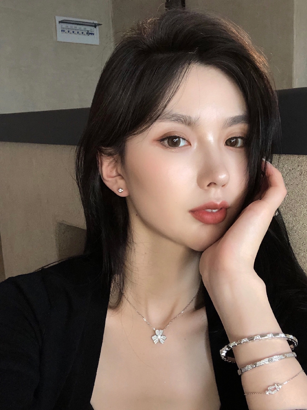 악세사리 모델 착용 이미지-S23L7
