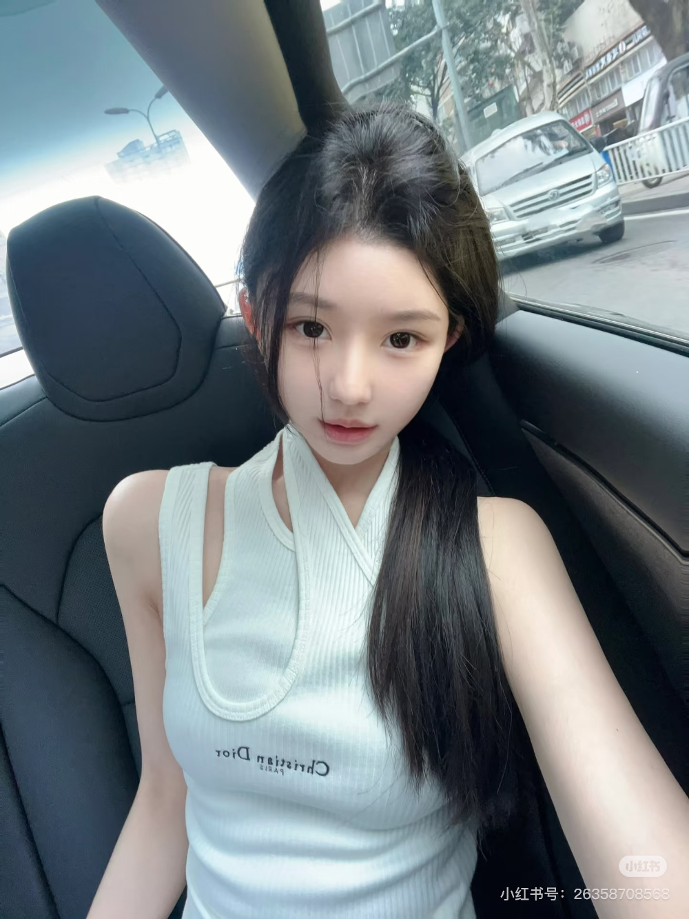 민소매 모델 착용 이미지-S227L8