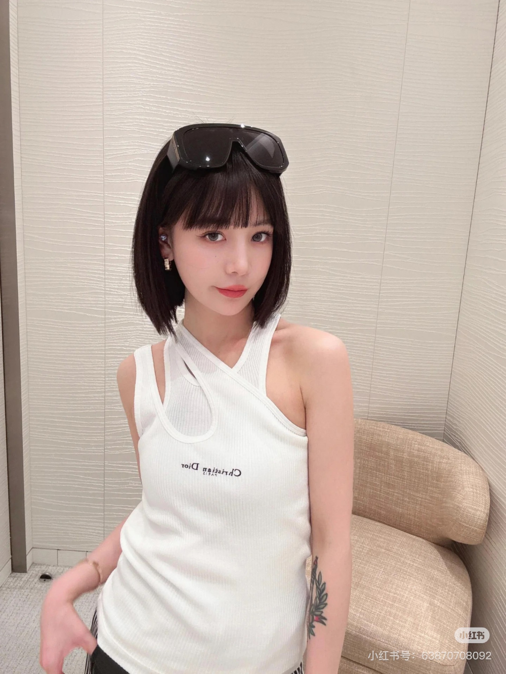 민소매 모델 착용 이미지-S227L7