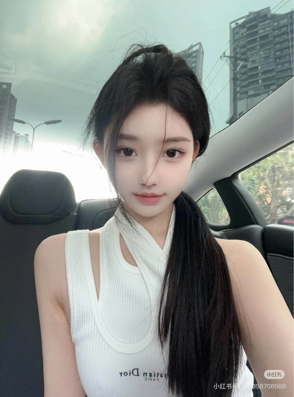 민소매 모델 착용 이미지-S227L10