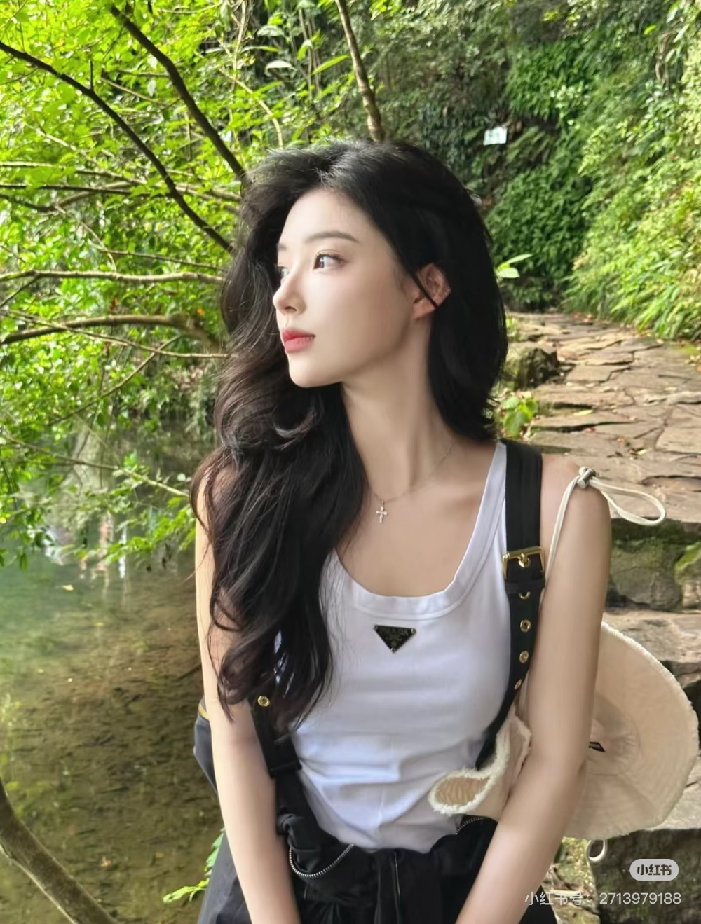 민소매 모델 착용 이미지-S238L7