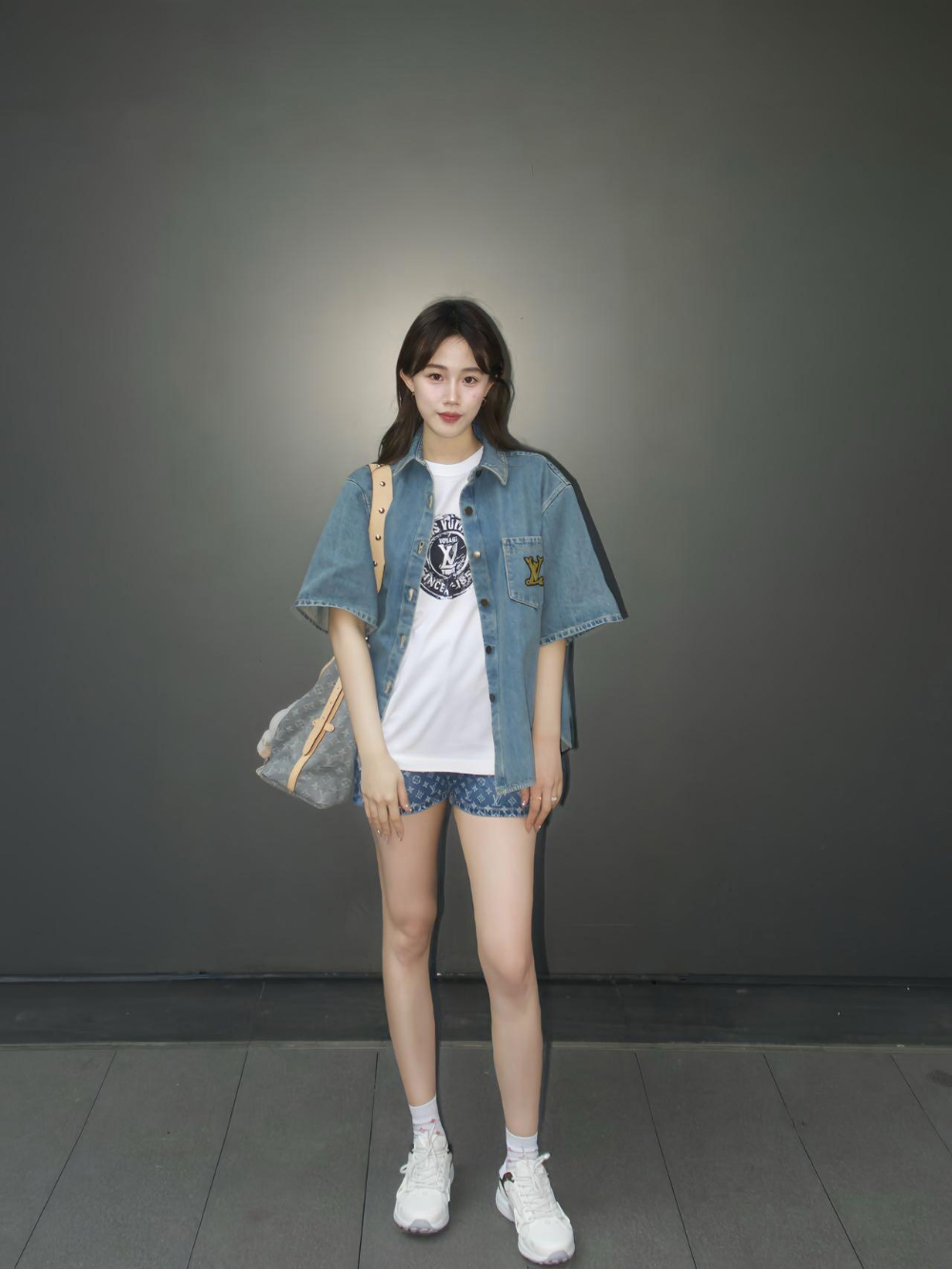 반팔 티셔츠 모델 착용 이미지-S230L7