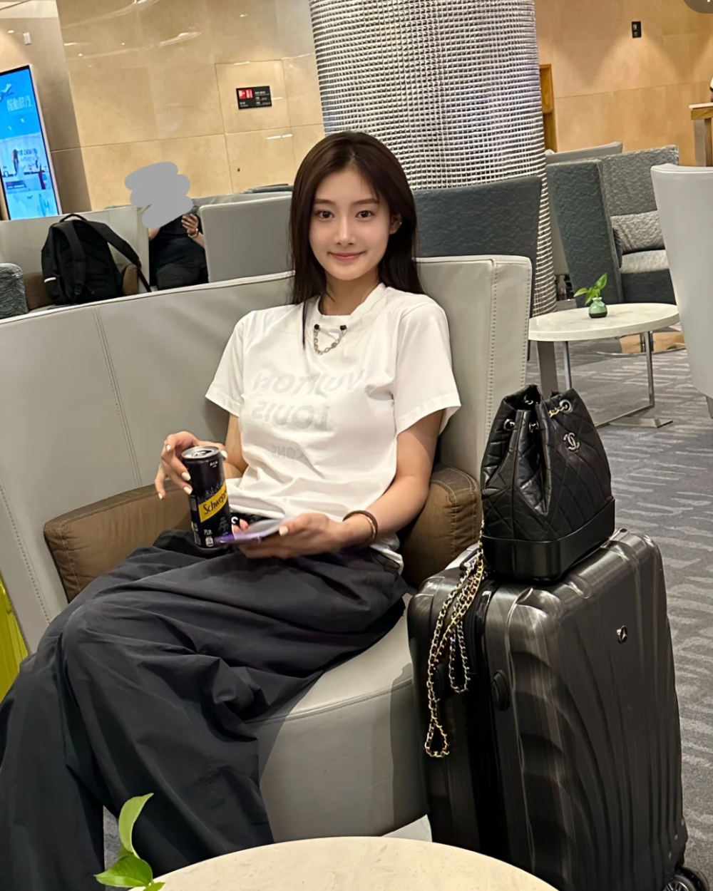 반팔 티셔츠 모델 착용 이미지-S222L8