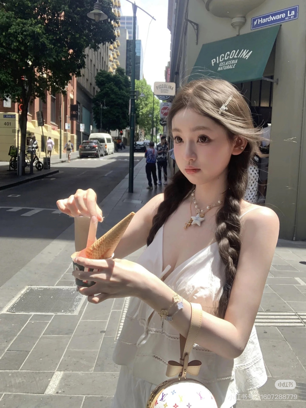 블라우스 모델 착용 이미지-S334L6