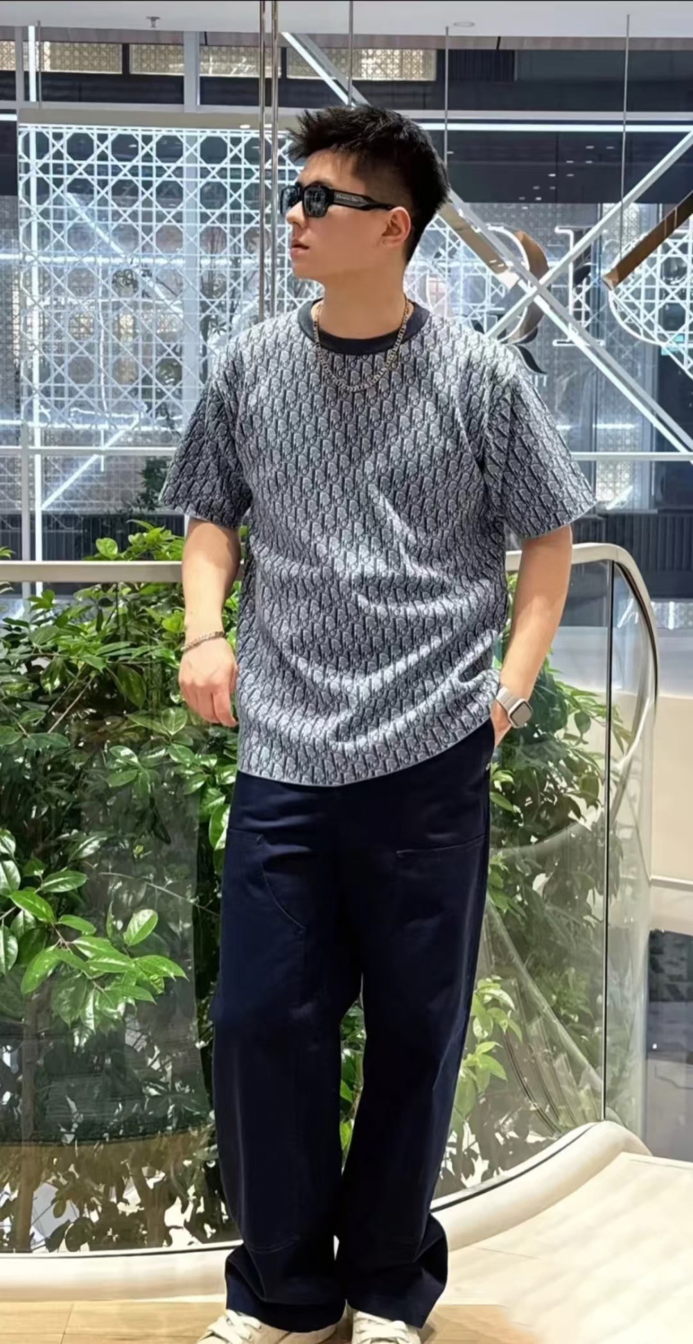 반팔 티셔츠 모델 착용 이미지-S353L9