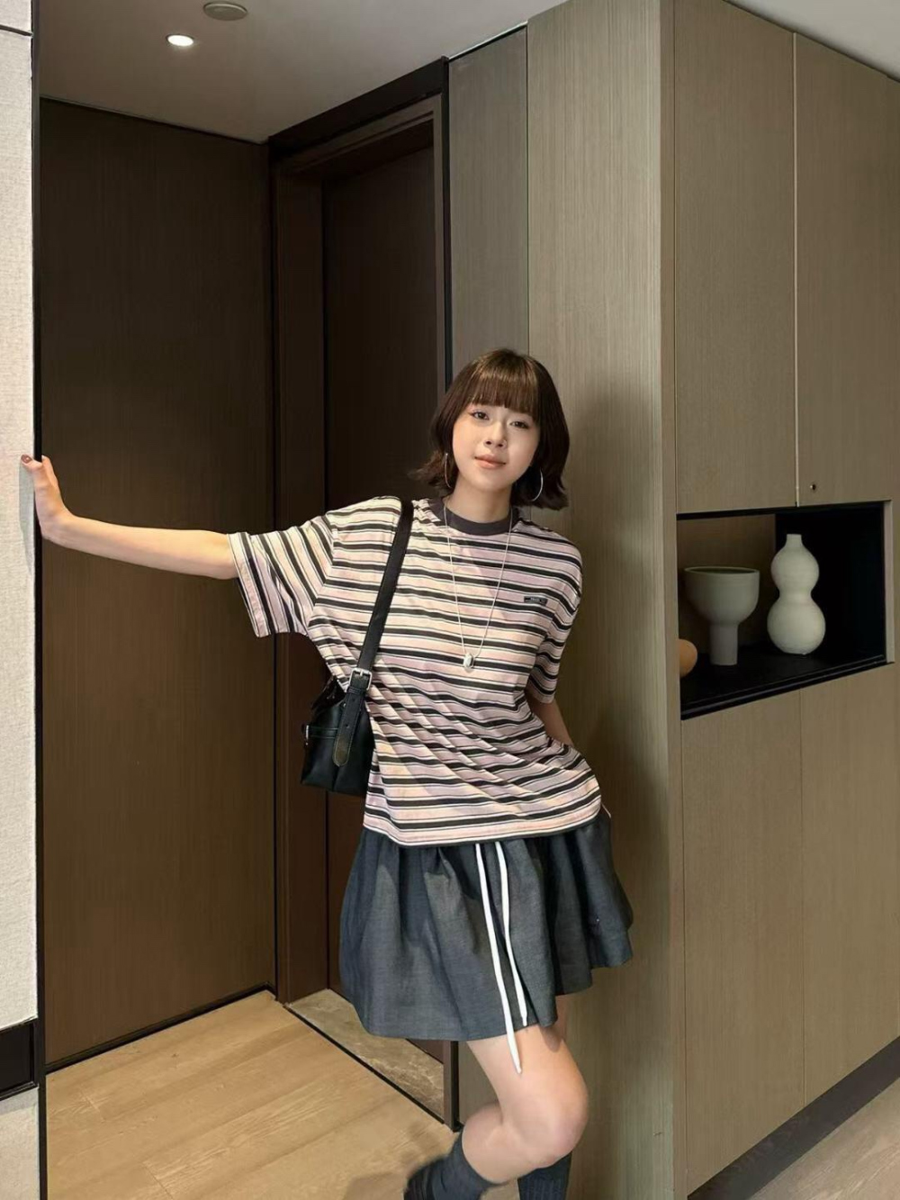 반팔 티셔츠 모델 착용 이미지-S282L8