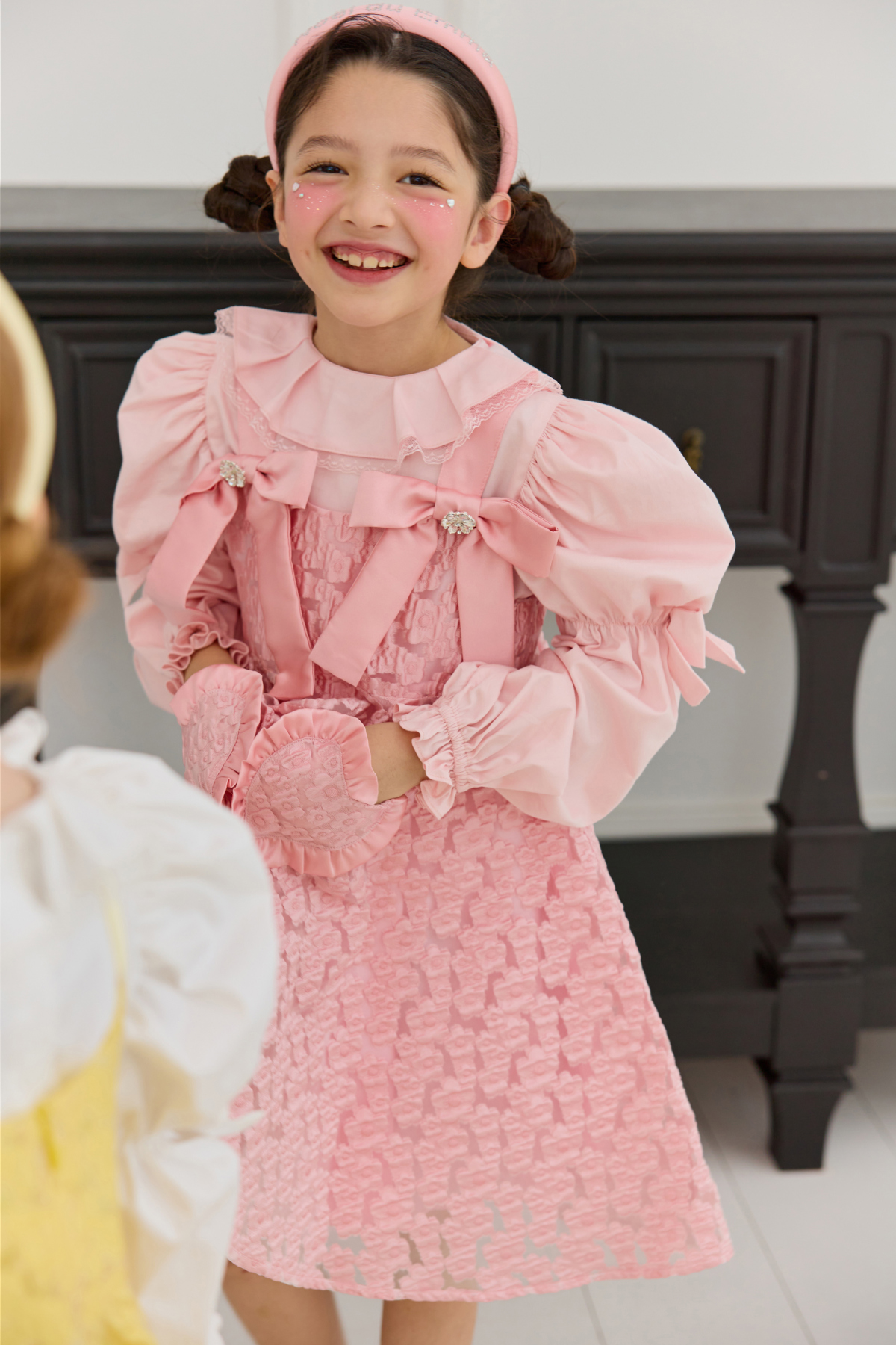 드레스 모델 착용 이미지-S82L45