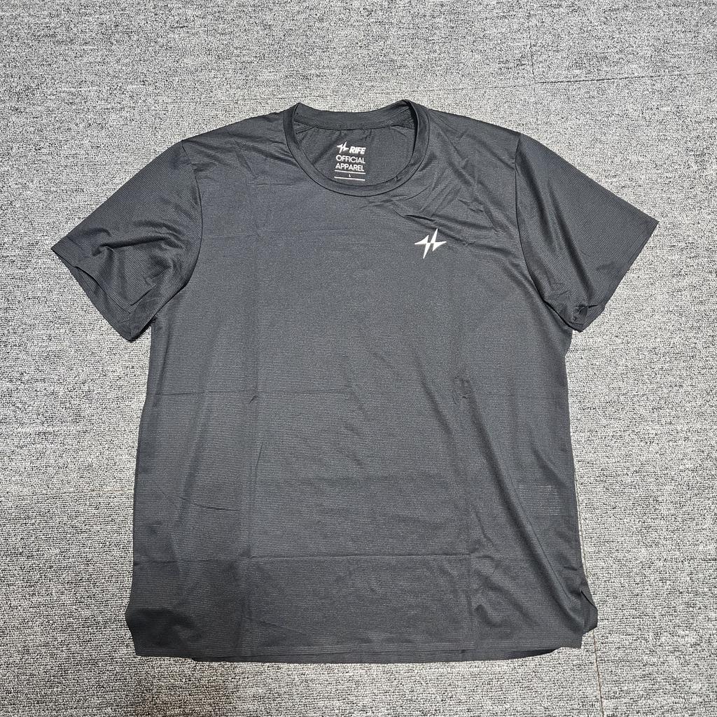 얇지만 비치지 않음. 땀이 잘 말라서 좋음. 로고가 리플렉티브 소재라서 더 마음에 듬. 리뷰 | RIFE 러닝라이프