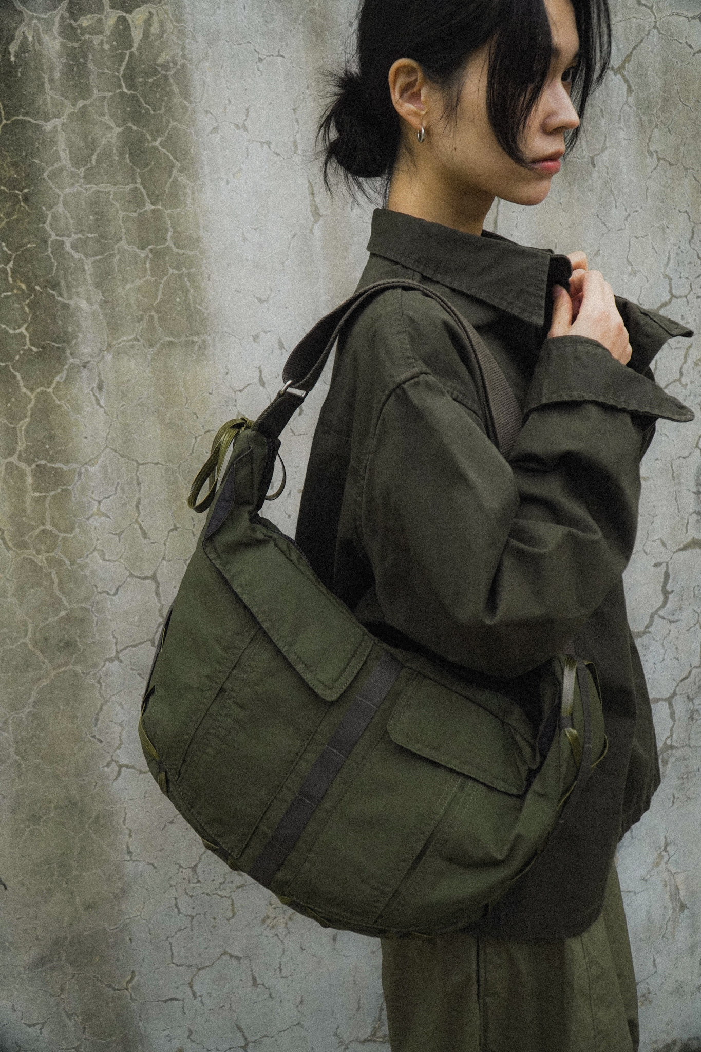 ショルダーバッグ・ポシェット ^IUGAMAKARAS^ Taped Shoulder Bag Khaki IUG23B05KK Taped Shoulder Bag (Khaki) - IUGAMAKARAS