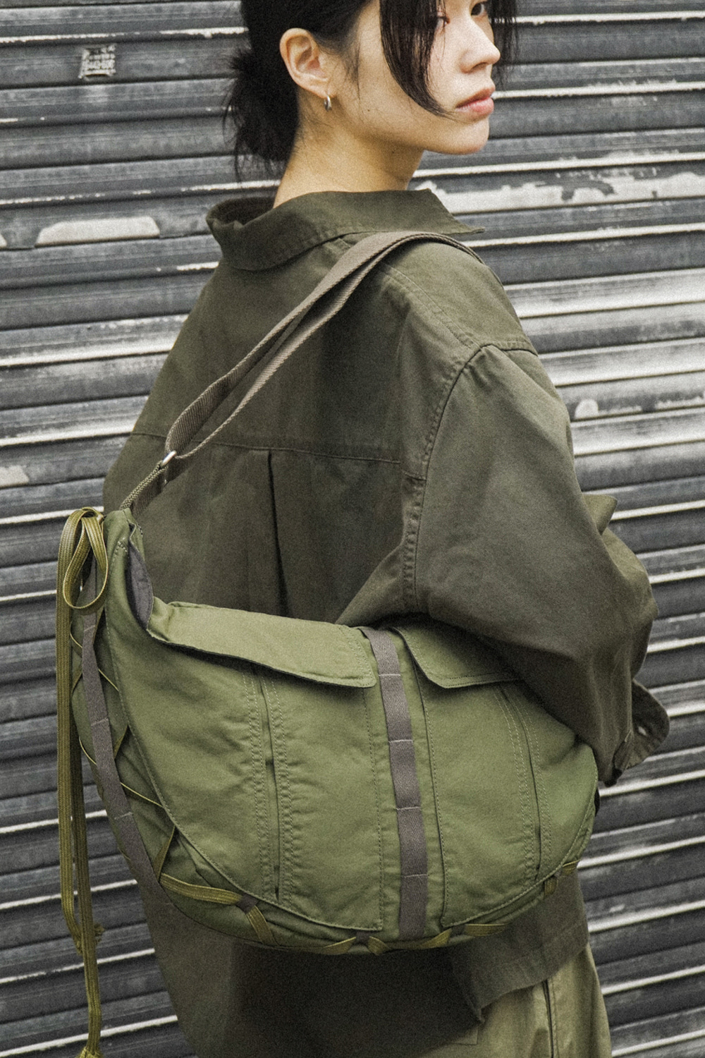 ショルダーバッグ・ポシェット ^IUGAMAKARAS^ Taped Shoulder Bag Khaki IUG23B05KK Taped Shoulder Bag (Khaki) - IUGAMAKARAS