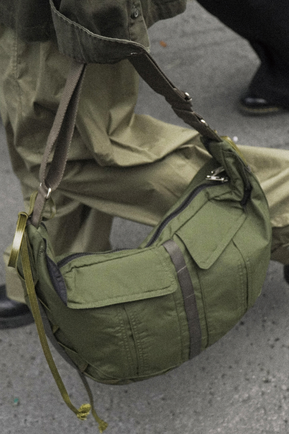 ショルダーバッグ・ポシェット ^IUGAMAKARAS^ Taped Shoulder Bag Khaki IUG23B05KK Taped Shoulder Bag (Khaki) - IUGAMAKARAS