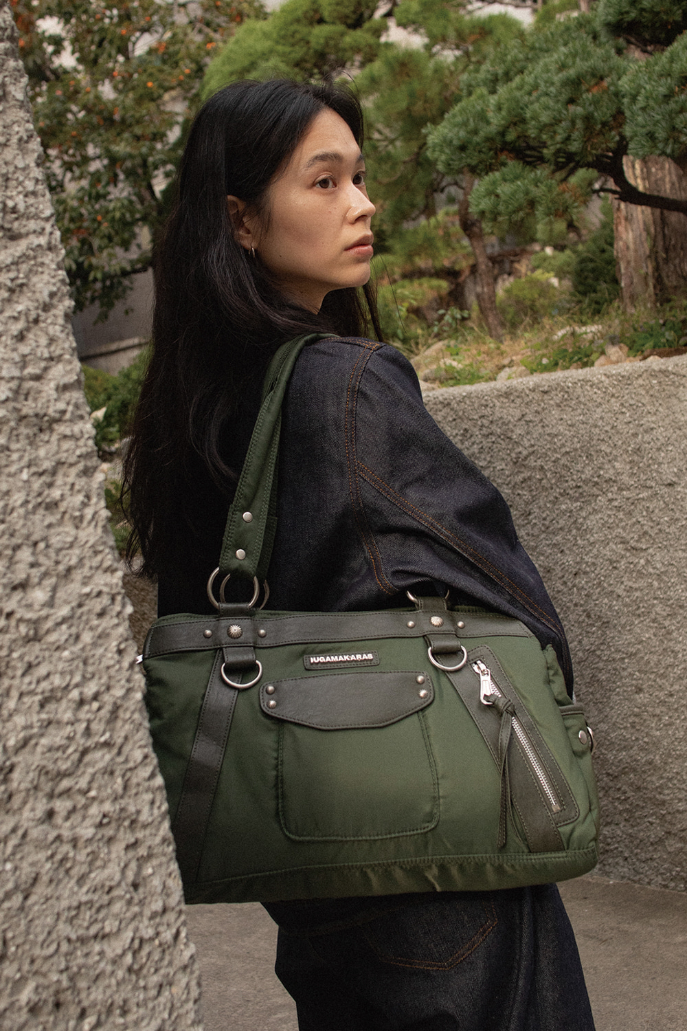 ショルダーバッグ・ポシェット ^IUGAMAKARAS^ Studded Nylon Shoulder Bag Khaki IUG24B12KK IUGAMAKARASIUGA] IUGA Studded Nylon Shoulder Bag (Khaki