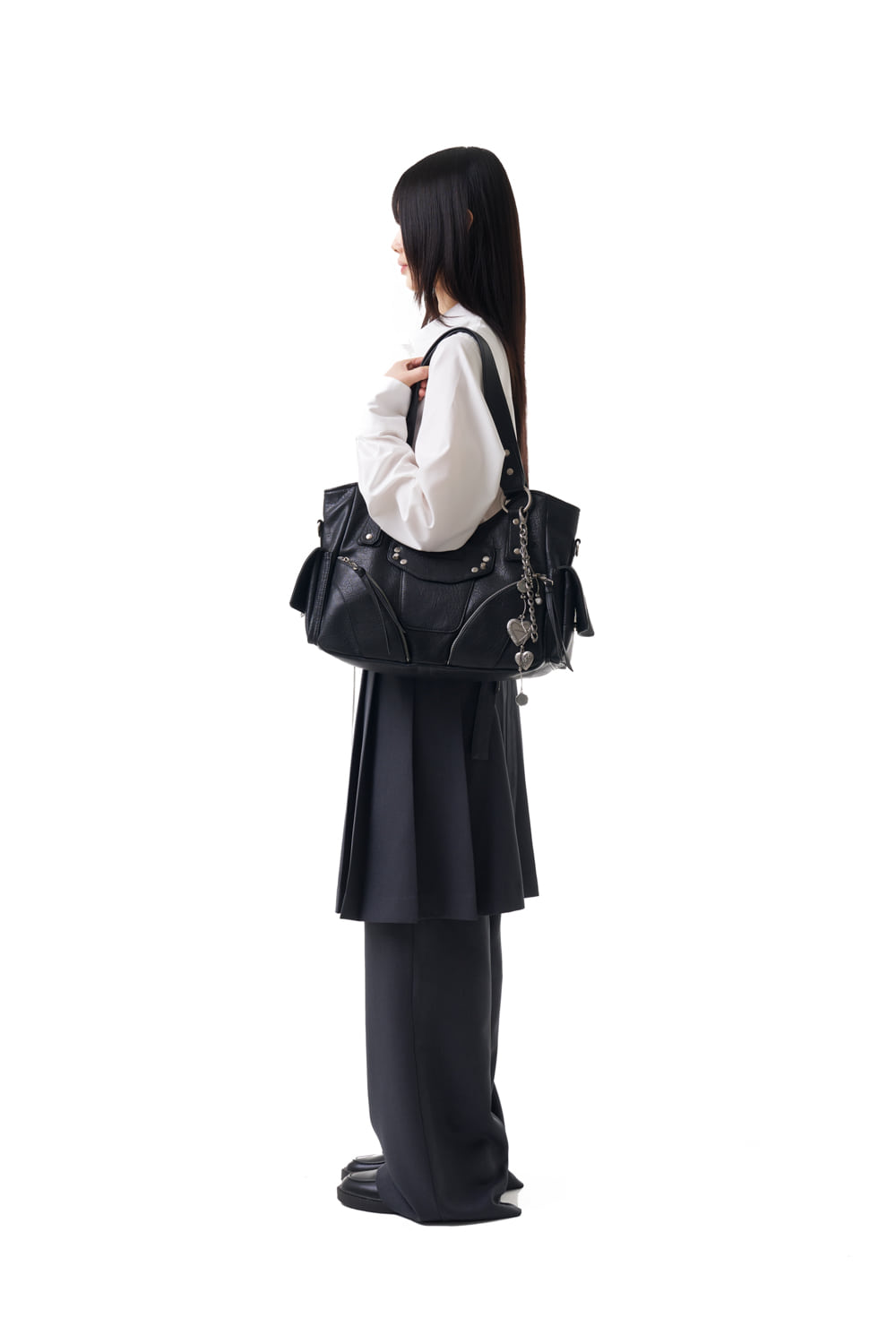 ショルダーバッグ・ポシェット IUGAMAKARAS Studded Leather Shoulder Bag 5FT852 06.26 예약 배송] Studded Leather Shoulder Bag (Khaki