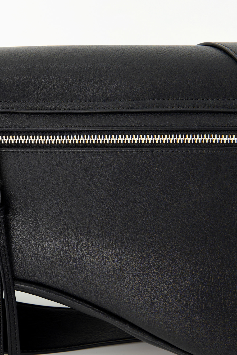 [IUGAMAKARAS] Bumpy Buckle Holster Bag /追跡付 MUSINSA | IUGAMAKARAS Bumpy Buckle Holster Bag