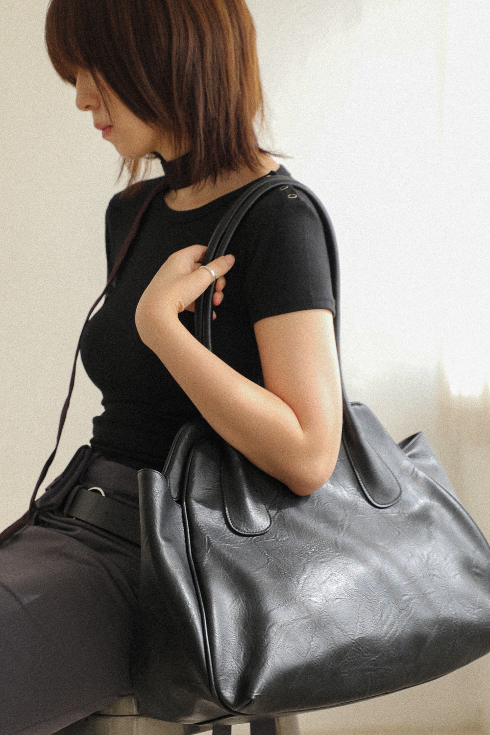 【IUGAMAKARAS】バッグ Bread Leather Shoulder Bag (Black) Bread Leather Shoulder Bag (Black) - IUGAMAKARAS