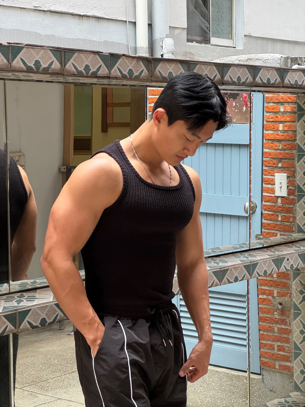 민소매 모델 착용 이미지-S234L25