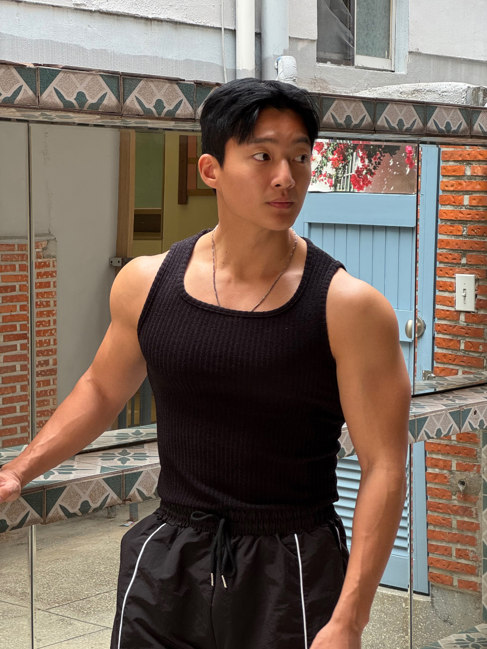 민소매 모델 착용 이미지-S234L27