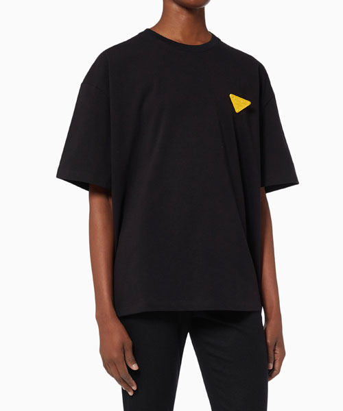 콘트라스트 트라이앵글 로고 코튼 티셔츠